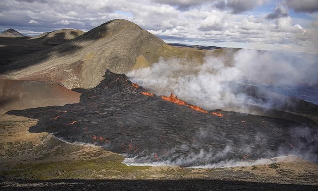 早安·世界｜冰岛火山喷发，熔岩流动