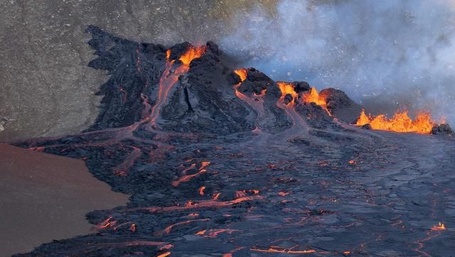 早安·世界｜冰岛火山喷发，熔岩流动