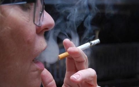 抽香烟的人得癌症的几率有多大,吸烟得癌症几率有多大